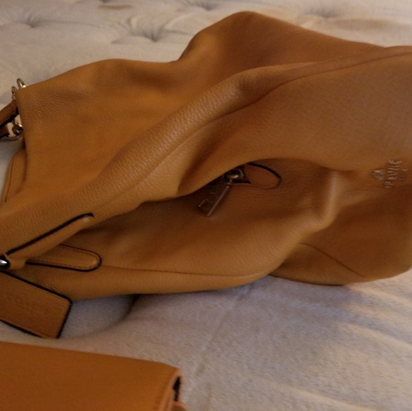 Coach handbag and matching wallet.  Used only few - Picture 4 of 8